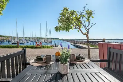 Image de \"Ethly\" - 10m from the sea by Interhome