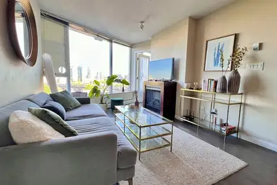 Image de Downtown condo | Sleeps 6 people Ac | Pet friendly | Views & Skytrain Access
