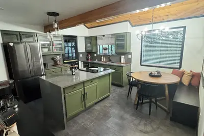 Image de Alley way gem! Hot tub, Sauna, Steam Shower, Full adult game room, pool table!