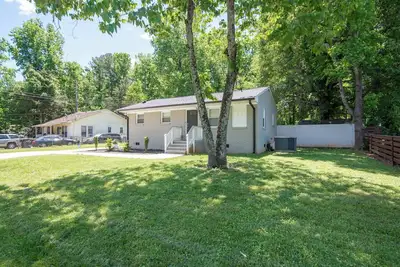 Image de Cozy house just 10 minutes from downtown charlotte