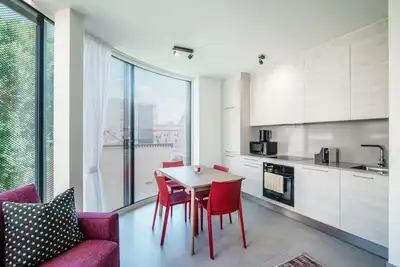 Image de Un deux pièces animé dans un immeuble futuriste (Flat Iron 11)