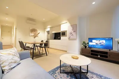 Image de 2br apt  pool gym balcony at William st Mel Cbd