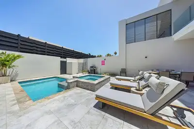 Image de Modern Apartment 1 Minute Walk To Beach!