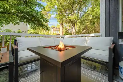 Image de Calhoun Clubhouse 3br/2ba Home • Sleeps 8 • Fire pit • Near #6 & Longleaf