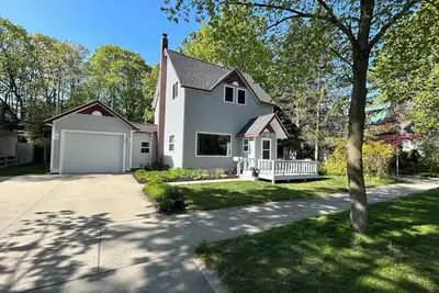 Image de July 17; 26- Aug 2; 9-14 Open! Downtown Charlevoix! ! -2 blocks to the lake!