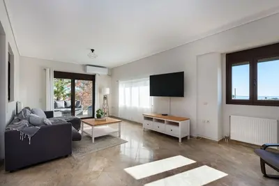 Image de Cozy house with water & mountain views. 5 minutes from beach and restaurants.