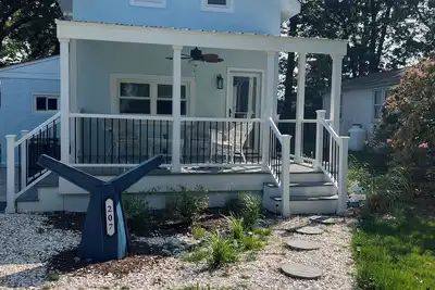 Image de Whale'S Tail Cottage: Newly renovated cozy cottage 1. 5 block walk to the beach!
