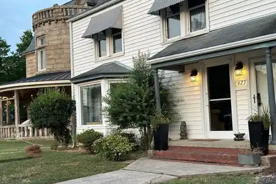 Image de 2-Bedroom Walk-up Apartment at the Bonaparte Castle Estate