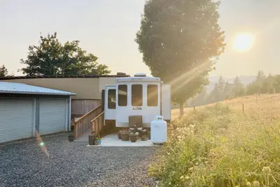 Image de Glamping at Coyote Ridge! Camp out in style in a luxury cottage Rv! W\/firepit