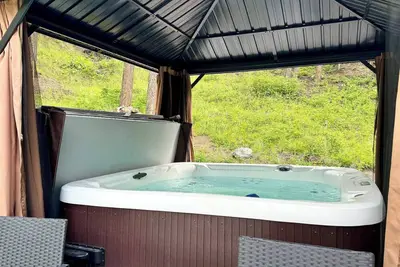 Image de New Cabin w/ Private Hot Tub and Fire Pit