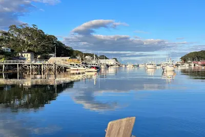 Image de Harborside cabin with dock overlooking lobster boats