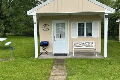 Image de Cabin on main. Walking distance to all attractions