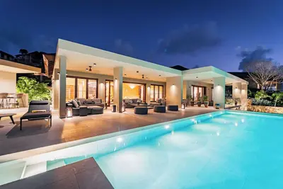 Spacious 6 bedroom hillside villa w/ infinity pool, gym, and stunning views.