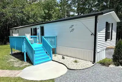 Image de Cozy Beach Home w/ Fire Pit, Grill & Outdoor Swings—8 min from Surf City Pier!