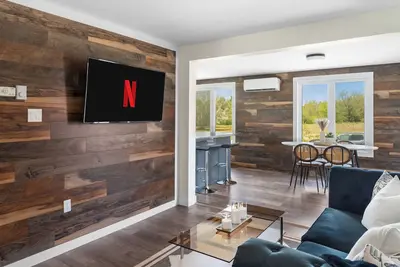 Image de Dieppe Charm Suites, 3 Bdrm, Close to Local Market