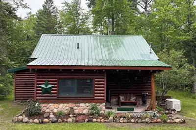 Image de Log Cabin near Mackinaw, Mullet & Burt Lake!