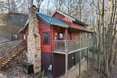Image de Cozy Cabin w/ 2 King Beds, Fireplace, Hot Tub, Foosball, Arcade and Bbq!