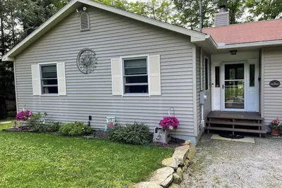 Image de Berkshires Lakefront Gem. Cozy home w/ hiking, swimming & all things cultural! \n