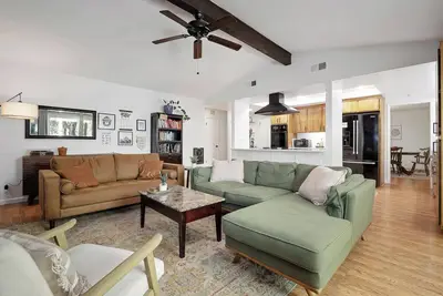 Image de Dog-Friendly Home w/ Firepit, Fenced Yard & Office. 5 mins to Apple Hill!