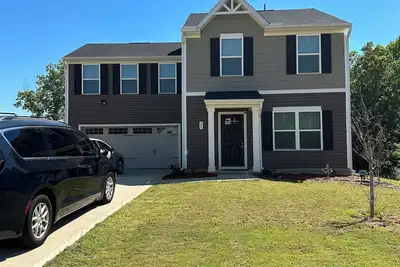 Image de Work, Relax, and Enjoy our Entire Large Family Vacation Home