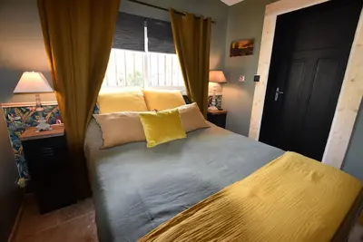 Image de Maison Dans un Parc Arboré Avec Piscine et Rivière