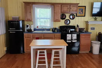 Image de Sunny Studio Cottage steps away from the shores of Lake Huron in Greenbush, Mi