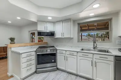 Image de Single story cozy home with outdoor Desert Oasis Gazebo!