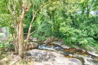 Image de The Creek House\nbeautiful backyard creek\nrear find, family friendly. \n