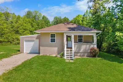 Image de Quiet home close to Reformatory and downtown. Firepit, deck, & disc golf basket