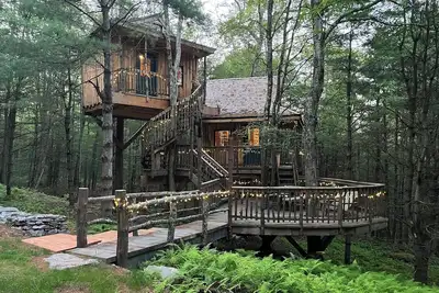 Image de Magical, all season, multilevel treehouse on beautiful 120 acre property.