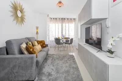 Image de Luxe Apartment - Walk to the beach and center Reel Apartments