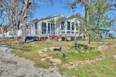 Image de Cozy cottage with rooftop deck, fire pit, hot tub & community boat dock and cove