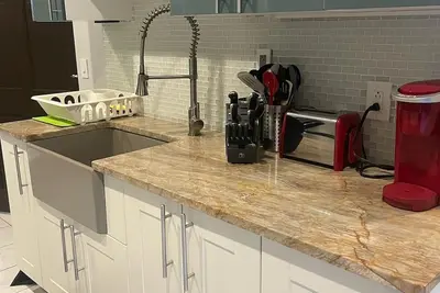 Image de Private, Couple's Retreat. Ideal three people. Pets. Free parking on Street.