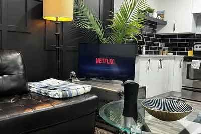 Image de Cozy & Stylish 2 Bedroom Basement Apartment in Sw Edmonton