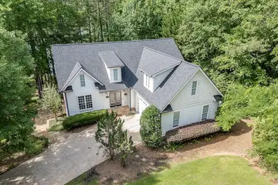 Image de Vip Lake House- Luxury 5 bed+Bonus room-Lake Lanier w/ Hot Tub, dock, & lake views