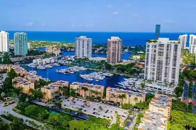 Image de beautiful 2/2 in a resort style community