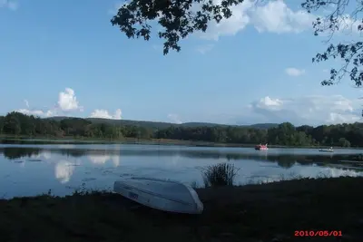 Image de Stevens Lane New Log Cabin - Lamoka Lake - just steps from the water's edge.