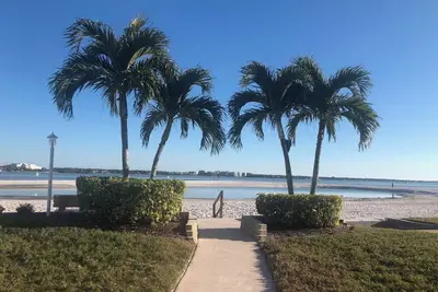 Image de Welcome to paradise! Gorgeous view from the 2 Bd, 2ba condo with private beach!