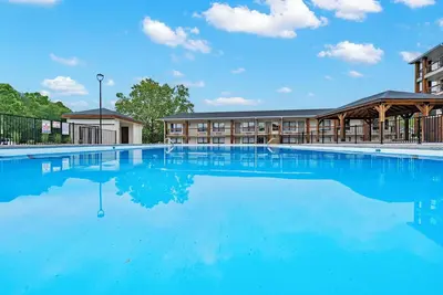 Image de Poolside Cactus Flower Condo, Walk To Landing, Fishing Dock, & Indoor Pool