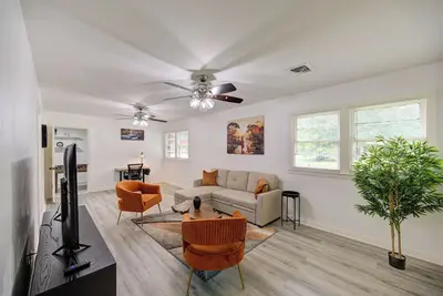 Image de Spacious house with massage chair and game room