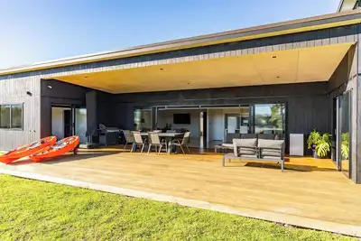 Image de Large Waterfront Mangawhai Holiday Home Enjoy the Beaches