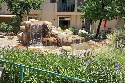 Image de Nearby golf course, restaurants, shopping, hospitals, and freeway access!