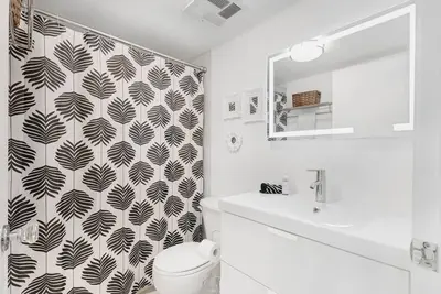 Image de Beautiful bright 2 bedroom fully furnished condo located in the heart of Toronto