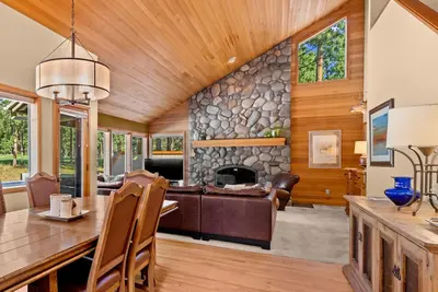 Image de Getaway for fun & relaxation on acre lot and golf course - hot tub, firepit, A/C