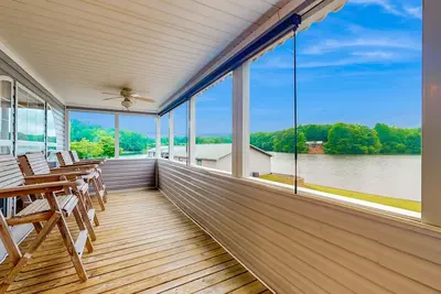 Image de Serene Lakeside Home with lake access access and fire pit