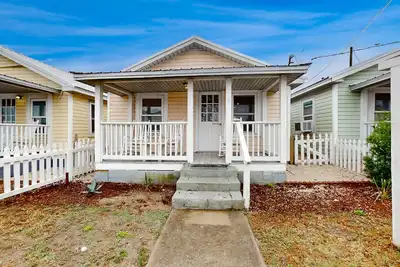 Image de Coastal cottage with short walk to the beach and fishing pier