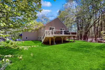 Image de Private, lake community house in the serene Berkshire Foothills with pool table