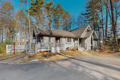 Image de Lakefront home with private outdoor sauna, dock, firepit, wood fireplace & patio