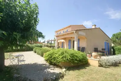 Image de Villa dans petit domaine avec piscine et tennis