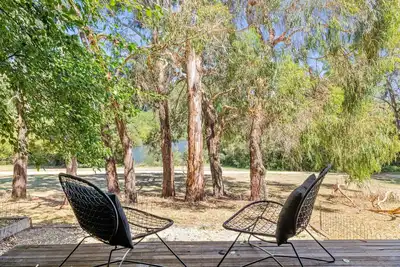 Image de Daylesford Lakefront: Spa, King Bed, Views, & Pet-friendly!